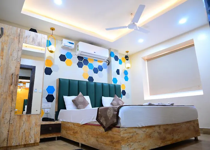 Mor Hotel Santosh Inn- Near Temple-Lift & Wifi Facilities-Best Selling & Best Choice Of Travellers