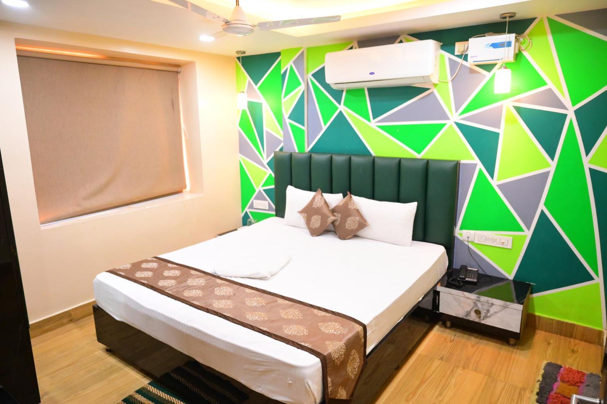 Mor Santosh Inn- Near Temple-lift & Wifi Facilities-best Selling & Best Choice Of Travellers Hotel