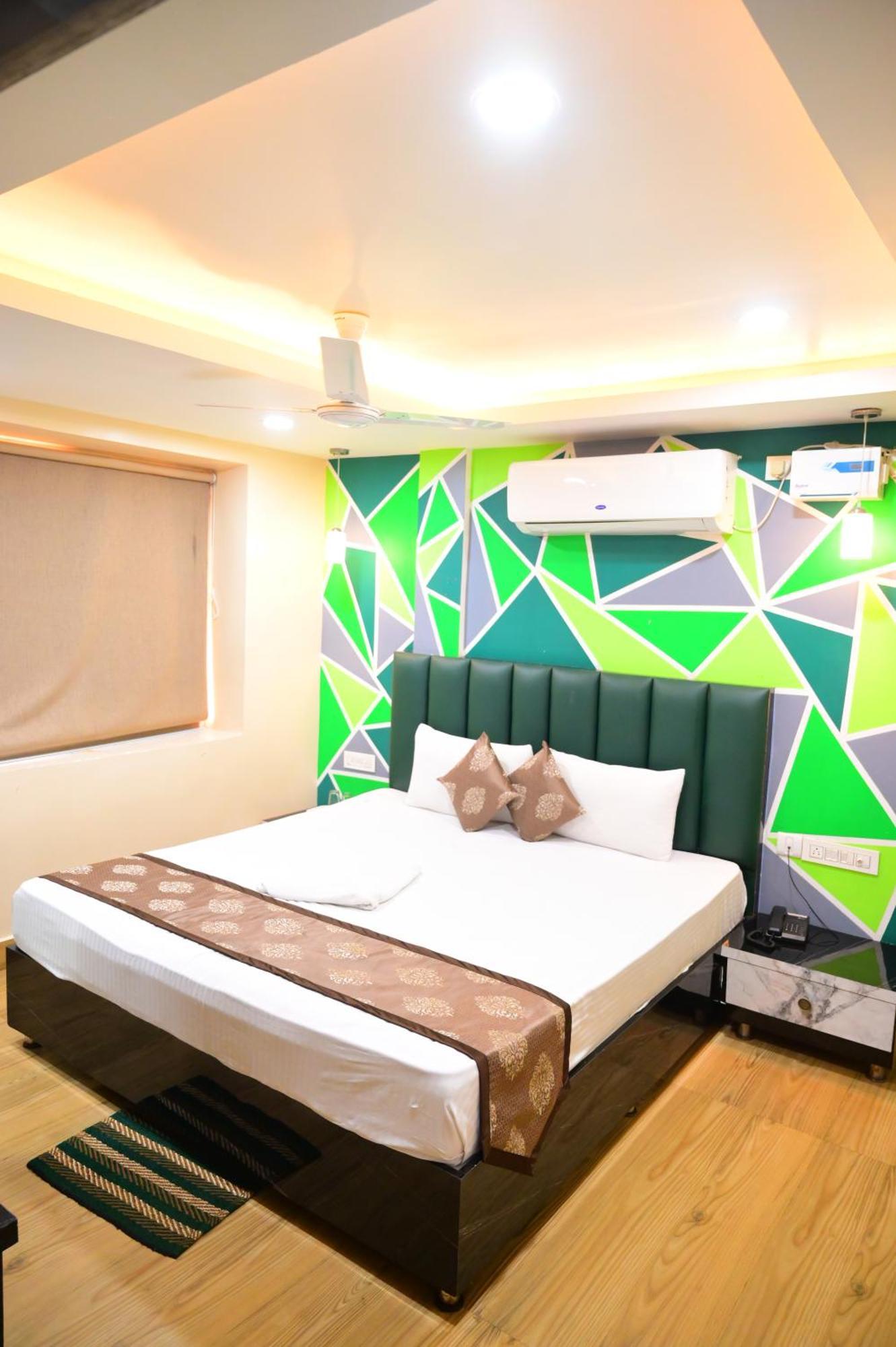 Mor Santosh Inn- Near Temple-lift & Wifi Facilities-best Selling & Best Choice Of Travellers Hotel 3*