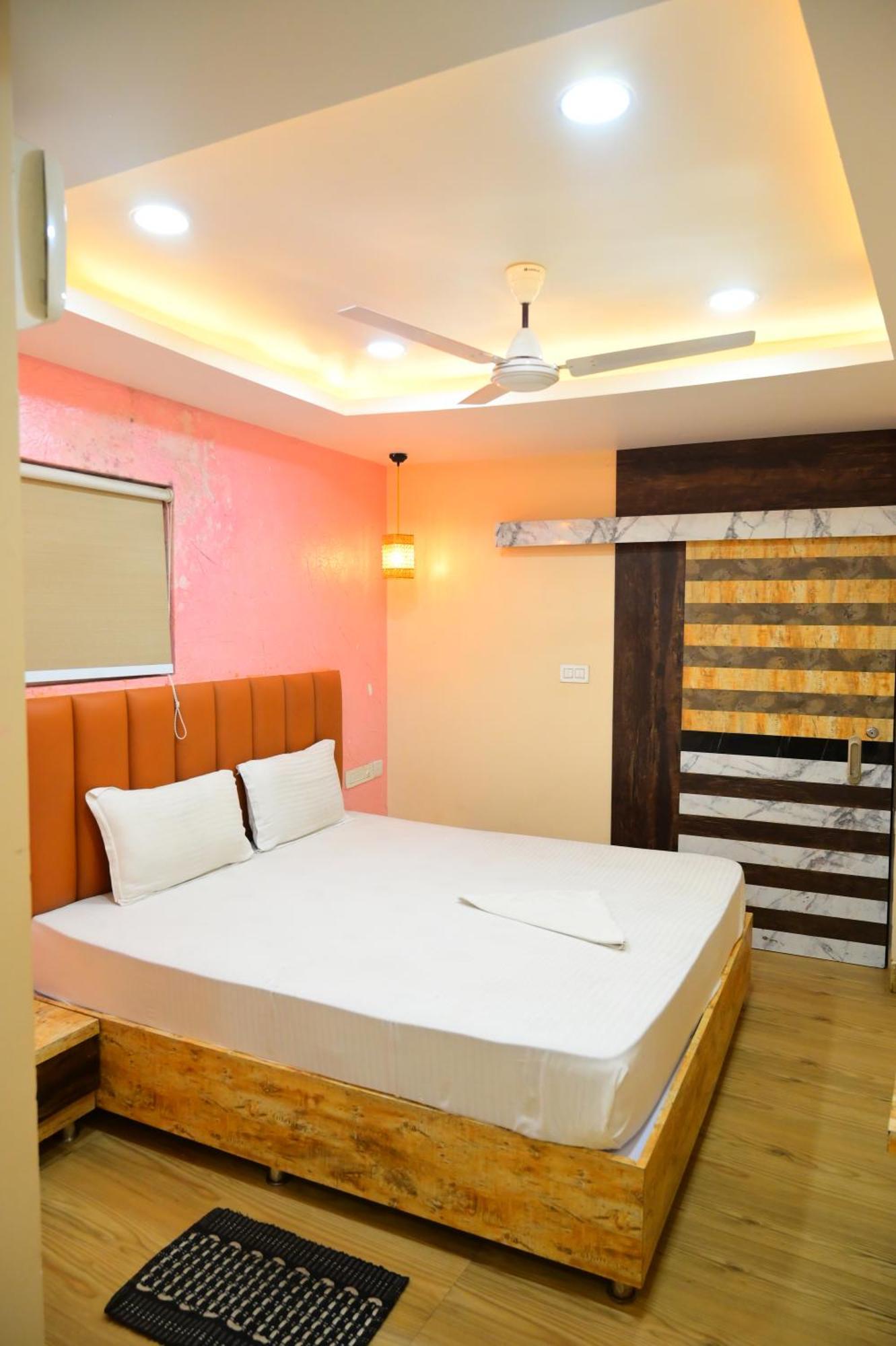 Hotel Mor Santosh Inn- Near Temple-lift & Wifi Facilities-best Selling & Best Choice Of Travellers 3*