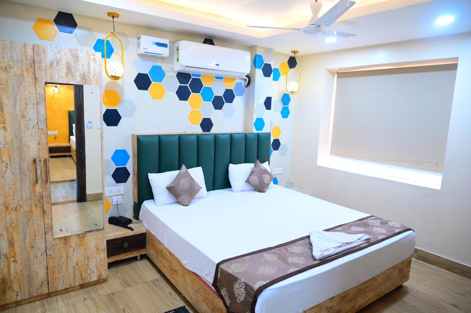 Mor Santosh Inn- Near Temple-lift & Wifi Facilities-best Selling & Best Choice Of Travellers 3*
