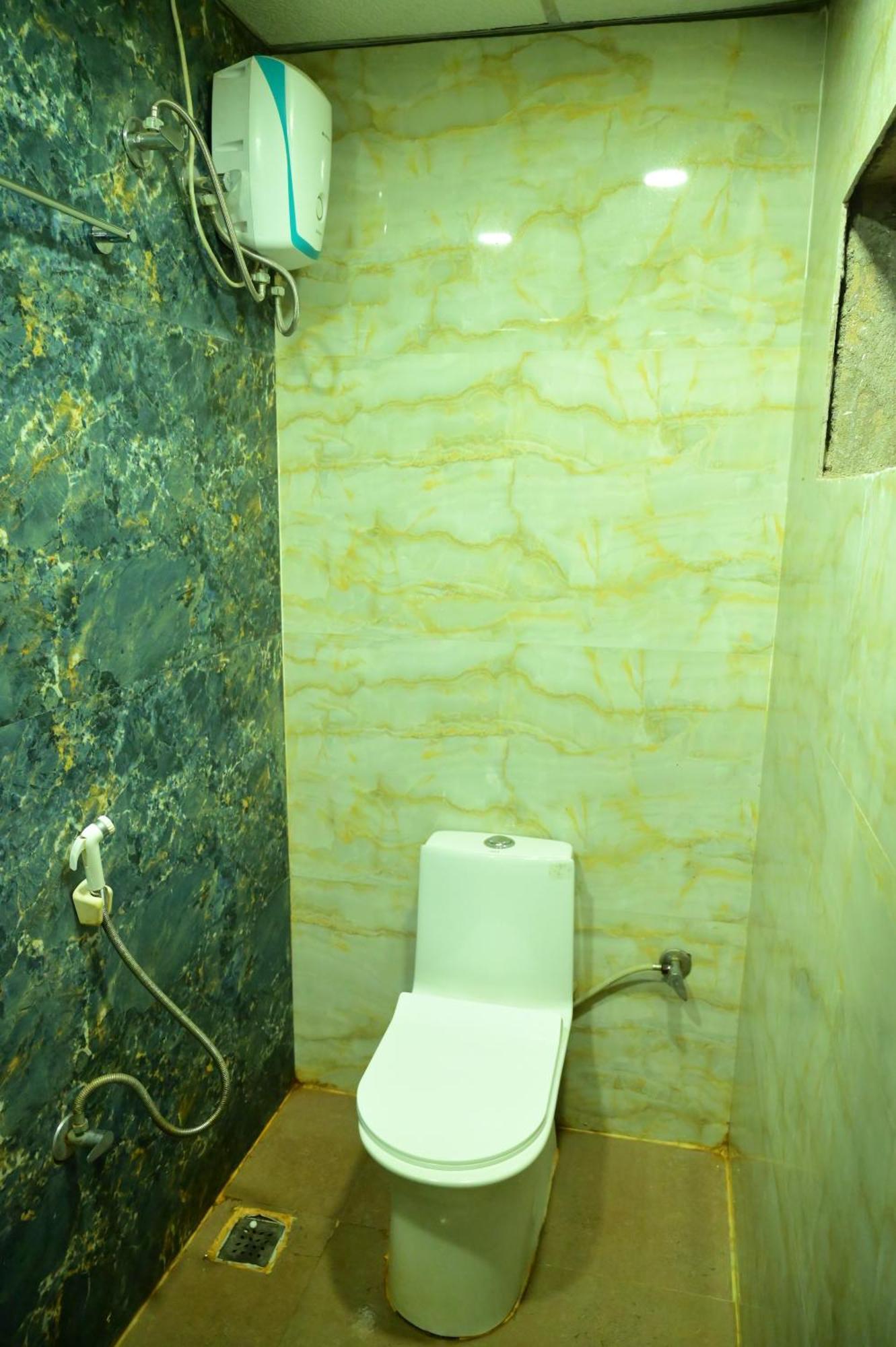 Mor Santosh Inn- Near Temple-lift & Wifi Facilities-best Selling & Best Choice Of Travellers 3*