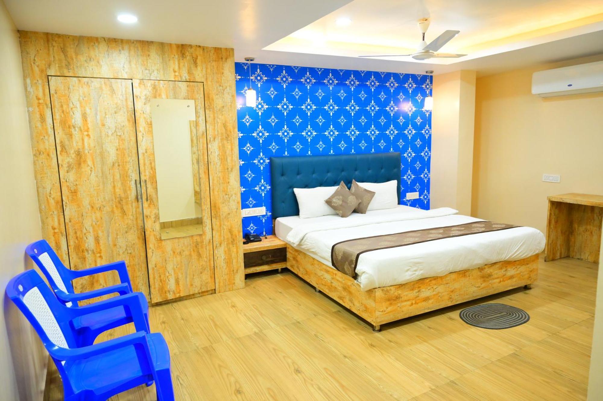 Mor Santosh Inn- Near Temple-lift & Wifi Facilities-best Selling & Best Choice Of Travellers Hotel