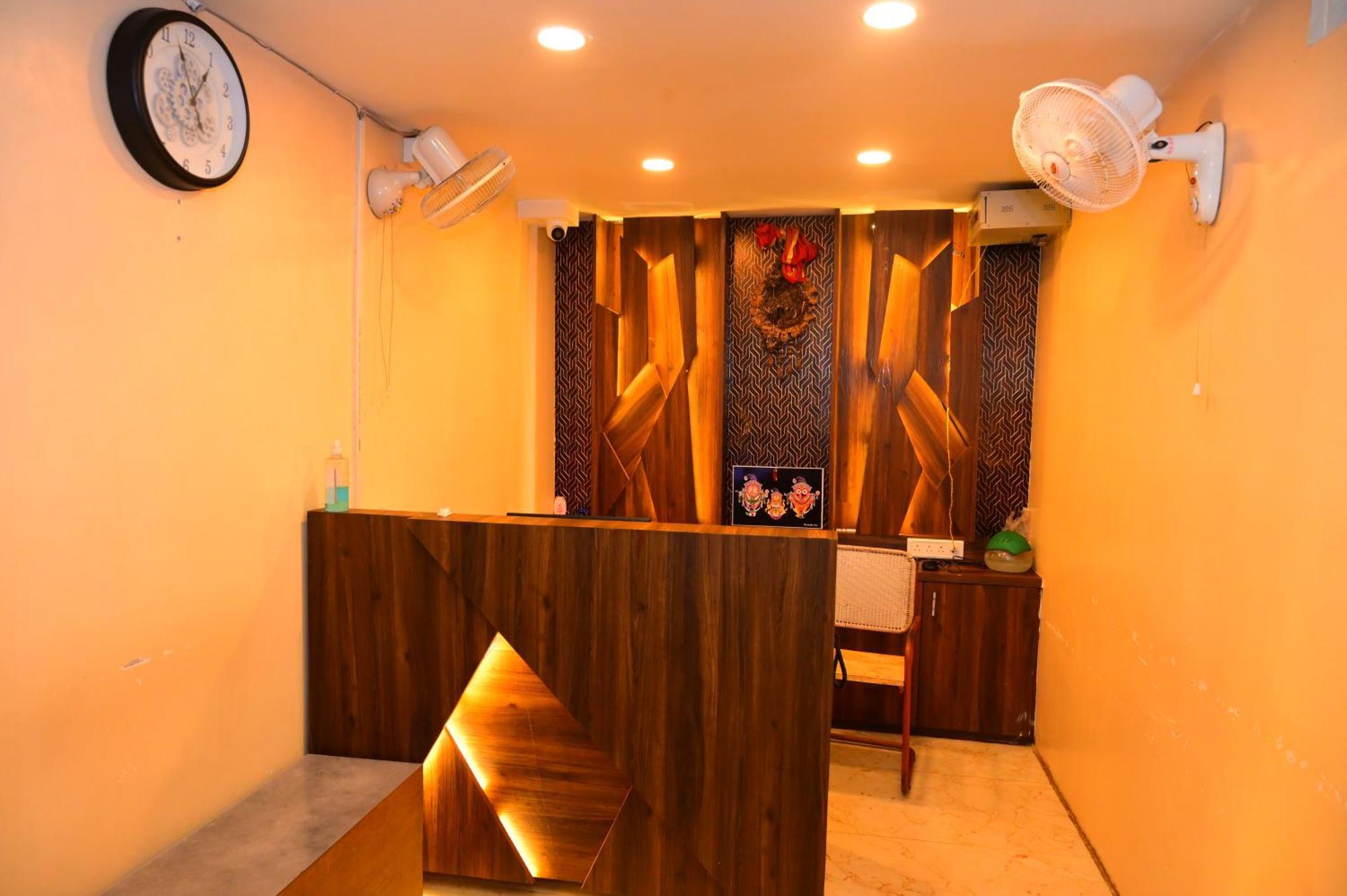 Mor Santosh Inn- Near Temple-lift & Wifi Facilities-best Selling & Best Choice Of Travellers 3*